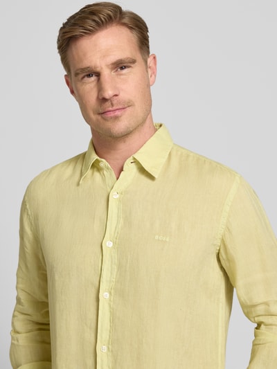 Männermodel trägt Regular Fit Freizeithemd aus reinem Leinen Modell 'RELEGANT' von BOSS, Optik: Unifarben, Kentkragen, Nahaufnahme Oberkörper.