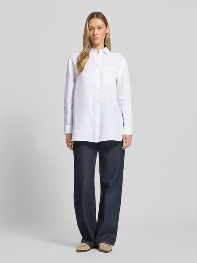 Frauenmodel trägt Regular Fit Leinenbluse mit Brusttasche Modell 'FILO' von MM by Max Mara, weiß, Hemdblusenkragen, Knopfleiste, Ganzkörperansicht von vorne. Rückenlänge bei Größe 36: 74 cm, Ärmellänge 57 cm, reine Leinen, Damen.