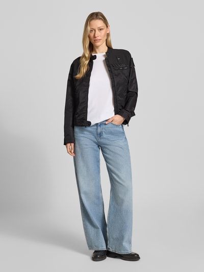 Frauenmodel trägt Jacke mit Zweiwege-Reißverschluss Modell 'MELBA' von Blauer Usa in Schwarz, körpernahe Passform, Ganzkörperansicht von vorne.