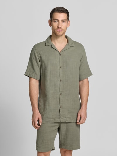 Männermodel trägt Relaxed Fit Freizeithemd mit Strukturmuster von Lindbergh, Reine Baumwolle, Reverskragen, Kurzärmelig, Knopfleiste, Ganzkörperansicht von vorne.