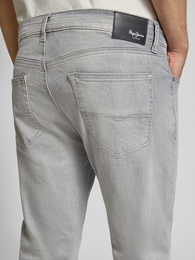 Männermodel trägt Tapered Fit Jeans aus katoenmix Modell 'STANLEY' von Pepe Jeans in grijs denimlook met labelpatch, detailaufnahme achterzijde