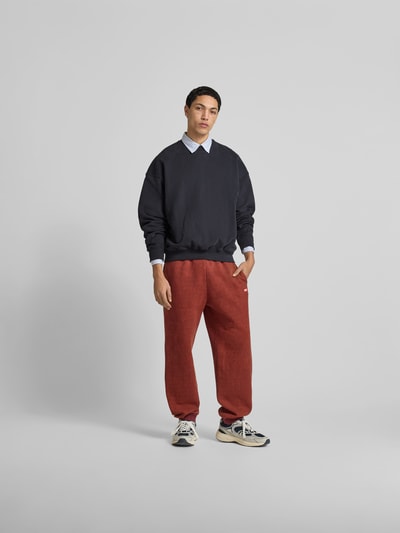 Männermodel trägt Sweatshirt mit gerippten Abschlüssen von ANNARR in Dunkelblau, reine Bio-Baumwolle, lockerer Schnitt, Ganzkörperansicht von vorne.