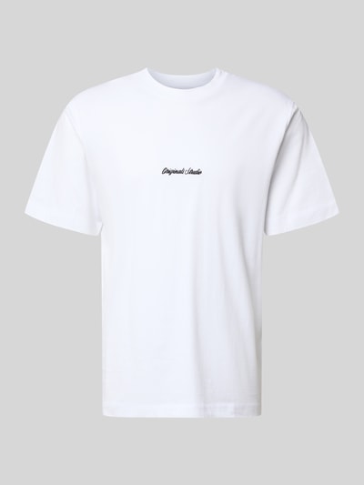 Produktfoto, T-Shirt mit Label-Stitching Modell 'NORREBRO' von Jack & Jones, biała bawełna, krój regular fit, okrągły prążkowany dekolt, długość tyłu w rozmiarze M: 66 cm