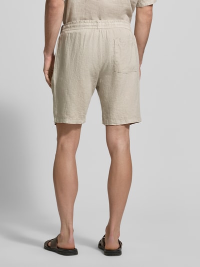 Männermodel trägt Shorts mit elastischem Bund und Gesäßtasche von MCNEAL aus Reine Baumwolle, Regular-Fit, Beige, Ganzkörperansicht Rückansicht.