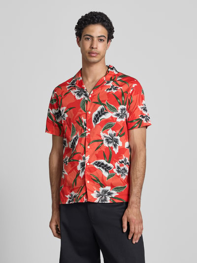 Männermodel trägt Regular Fit Freizeithemd mit Reverskragen von Superdry, rotes florales Muster, reine Baumwolle, Knopfleiste, Ganzkörperansicht von vorne.