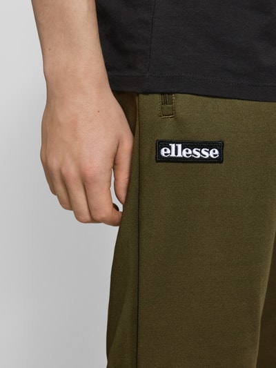 Ellesse Spodnie typu track pants o kroju tapered fit z naszywkami z logo model ‘BERTONI’ Khaki 3