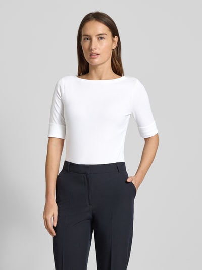 Frauenmodel trägt T-Shirt mit U-Boot-Ausschnitt Modell 'JUDY' von Lauren Ralph Lauren, weiß, Slim Fit, Baumwoll-Elasthan-Mix, Ganzkörperansicht von vorne.