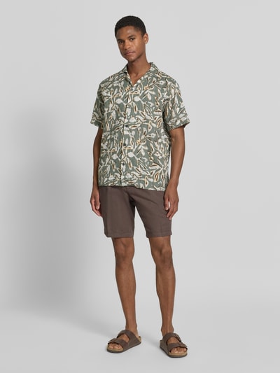 Männermodel trägt Regular Fit Freizeithemd im Allover-Look Modell 'BILBAO' von Jack & Jones Premium, Reine Baumwolle, Ganzkörperansicht von vorne.