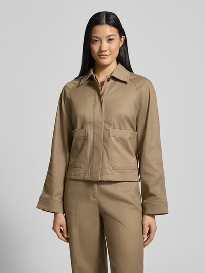 Frauenmodel trägt Regular Fit Hemdjacke aus Baumwoll-Mix von Marc O'Polo in Beige, unifarben mit Umlegekragen und verdeckter Knopfleiste, Ganzkörperansicht von vorne.