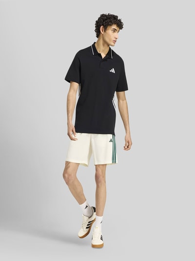 adidas Sportswear Regular Fit Sweatshorts mit Seitenschlitz Offwhite 1