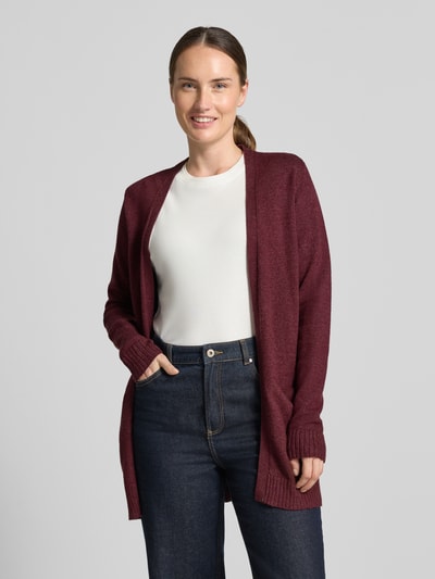 Frauenmodel trägt Strickjacke aus Viskose-Mix von VILA in Dunkelrot mit gerippten Abschlüssen, taillierter Passform, Ganzkörperansicht von vorne.