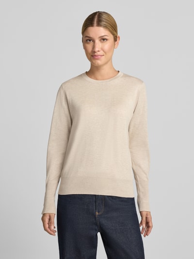 Vrouwenmodel draagt gebreide pullover van viscosemix Model 'KATIE' van FREE/QUENT in beige, recht model, elastische boorden, knopen aan mouwboord, ruglengte 58 cm, mouwlengte 66 cm, voorkant volledig lichaam