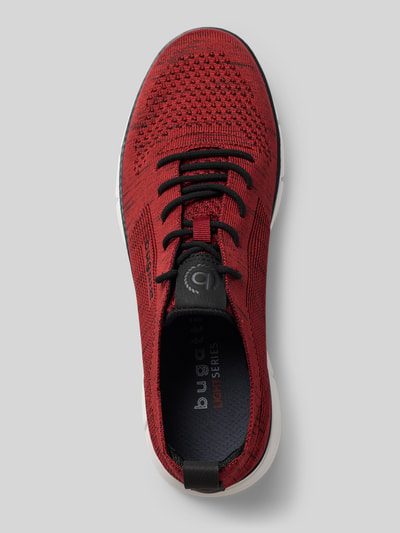 Produktfoto, Sneaker mit Label-Details Modell 'Pasadena' von bugatti, rotes Textil, abgerundete Form, strukturierte Sohle, Draufsicht