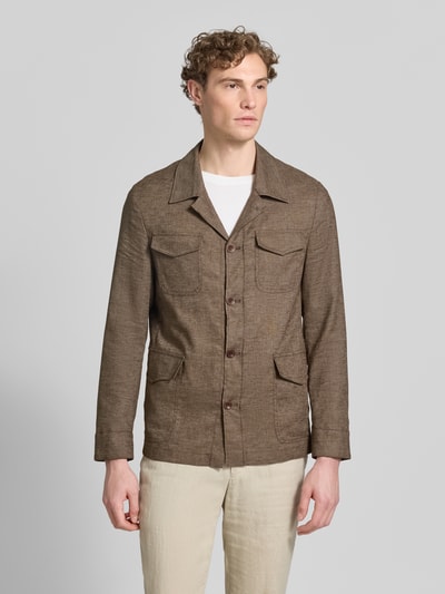 Mannenmodel draagt Regular Fit Hemdjacke aus Leinen-Mix Modell 'Taddeo' van Carl Gross, linnenmix met stretch, platte kraag, klepzakken, ruglengte bij maat 50 is 71 cm, frontale volledige lichaamsopname.