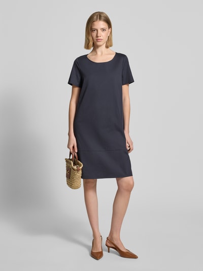 Frauenmodel trägt Minikleid mit rückseitigem Knopfverschluss von ROBE LÉGÈRE, Baumwoll-Mix mit Stretch-Anteil, A-Linie, Rundhalsausschnitt, Farbe Dunkelblau, glatte Textur, Rückenlänge bei Größe 36: 90 cm, Brustweite 48 cm, Ärmellänge 22 cm, Ganzkörperansicht von vorne.