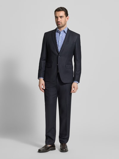 Männermodel trägt Regular Fit Business-Hemd mit Kentkragen von OLYMP, gestreift, reine Baumwolle, Ganzkörperansicht von vorne.