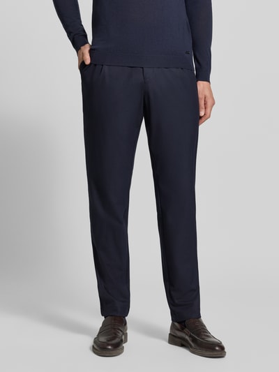 Männermodel trägt Straight Fit Hose mit Baumwoll-Anteil von ROY ROBSON in Dunkelblau, Material-Mix, Bundfalten, Nahaufnahme Oberkörper bis Füße, Kontext: Herren Hose, Haken- und Reißverschluss, Bundweite 44 cm, Innenbeinlänge 75 cm.