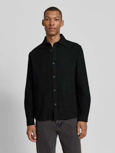 Männermodel trägt Regular Fit Jacke aus reiner Baumwolle Modell 'ECORD' von HUGO, Optik: Unifarben, Ganzkörperansicht von vorne.
