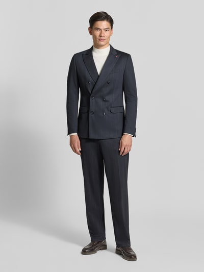 Männermodel trägt Slim Fit Sakko mit Pattentaschen Modell 'Gringo' von CG – CLUB of GENTS, dunkelblauer Material-Mix, feine Streifen, Zweireiher, Reverskragen, Ganzkörperansicht von vorne.