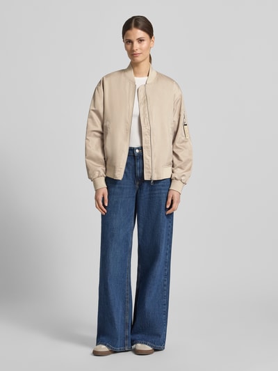 Frauenmodel trägt Regular Fit Bomberjacke mit College-Kragen von s.Oliver RED LABEL in Optik: Unifarben, Satin, mit Label-Anhänger, Ganzkörperansicht von vorne.