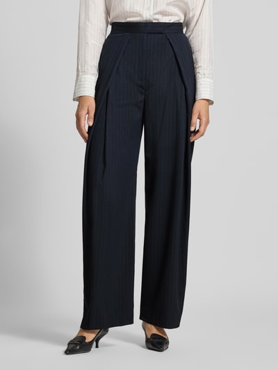 Vrouwenmodel draagt Fließende Hose mit weitem Bein van Style Icon Collection, donkerblauw met pinstripes, elastische materiaalmix met viscose, relaxed fit, Stolpplooi, Steekzakken, bandwijdte maat 36: 36 cm, binnenbeenlengte maat 36: 78 cm, geheelzicht voorkant.