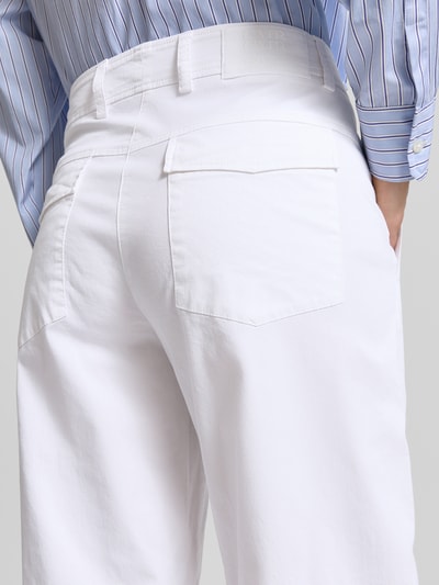 Frauenmodel trägt Regular Fit Barrel Leg Hose aus Baumwoll-Mix Modell 'ORLY' von Cambio, Optik: Unifarben, Detailaufnahme Rückansicht.