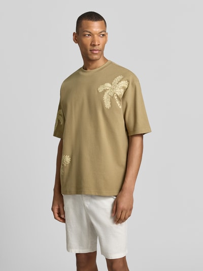Männermodel trägt T-Shirt mit Motiv-Stitching von JAKE*S STUDIO MEN, Baumwoll-Mix, Regular Fit, Oliv mit Stickerei, Ganzkörperansicht von vorne.
