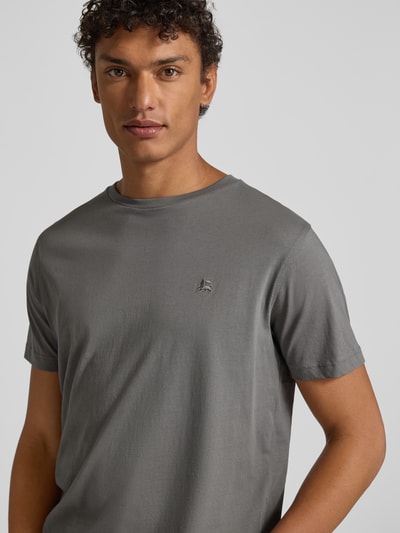 Męski model nosi T-shirt z wyhaftowanym logo od Lerros z bawełny, krój regular fit, prążkowany okrągły dekolt, długość tyłu 69 cm, Nahaufnahme Oberkörper.