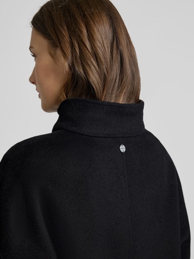 Vrouwenmodel draagt Jacke met Kapuze van Marc Cain in zwart, puur katoen, regular fit, detailopname rugaanzicht. Ruglengte maat 36: 57 cm, schouderbreedte: 66 cm, borstwijdte: 58 cm, mouwlengte: 50 cm.