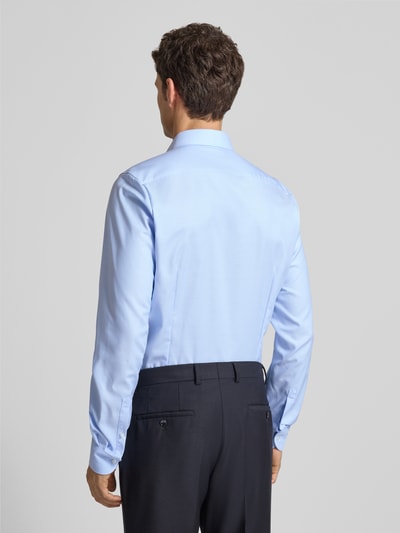 Männermodel trägt Slim Fit Businesshemd aus Twillgewebe mit extra langem Arm von OLYMP, Optik: Unifarben, Ganzkörperansicht Rückansicht.