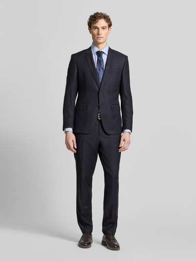 Männermodel trägt Regular Fit Freizeithemd aus Baumwoll-Mix Modell 'H-JOE-K-C1-261' von BOSS, Allover-Muster, Ganzkörperansicht von vorne.