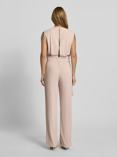 Frauenmodel trägt Regular Fit Jumpsuit mit Zierbesatz von Rinascimento in zartem Beige mit Raffungen, ärmellos, Ganzkörperansicht Rückansicht.