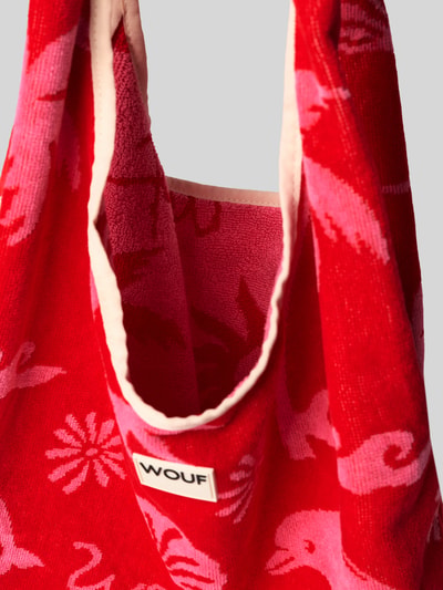 Produktfoto, Umhängetasche mit Label-Patch Modell 'Tulum' von WOUF in Rot mit rosa Motiven, gefertigt aus reiner Bio-Baumwolle, offenes Hauptfach, Tragehenkel, Maße: Breite 38 cm, Länge 38 cm, Tiefe 2 cm, Länge Schulterriemen 65 cm.