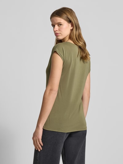 Vrouwenmodel draagt relaxed fit T-shirt uit modalmix model 'KAMALA' van Pieces, look: effen, V-hals, korte mouw, Ganzkörperansicht Rückansicht.