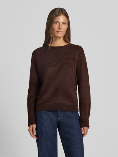 Frauenmodel trägt Regular Fit Pullover aus reiner Baumwolle von Tom Tailor in Dunkelbraun, strukturierte Oberfläche, Damen Pullover, Nahaufnahme Oberkörper