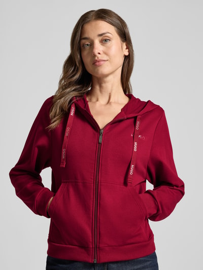 Frauenmodel trägt Regular Fit Sweatjacke aus Baumwoll-Mix von HUGO in Dunkelrot mit glatter Struktur, Damen Sweatjacke, Nahaufnahme Oberkörper