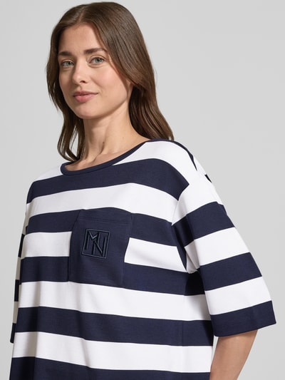 Frauenmodel trägt Relaxed Fit Sweatshirt aus Viskose-Mix mit Brusttasche von monari, Halbarm, Rundhalsausschnitt, Logo-Stitching, Nahaufnahme Oberkörper.
