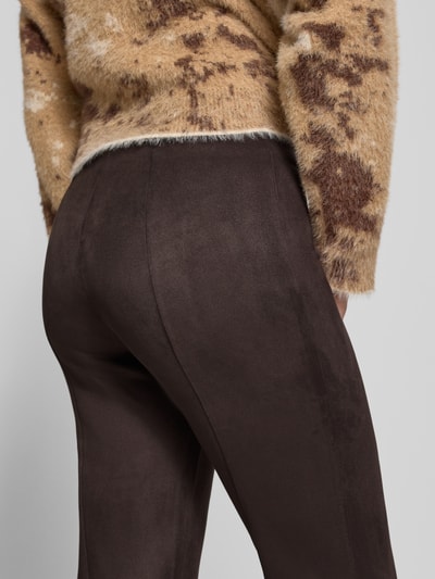 Vrouwenmodel draagt Regular fit bell bottom mit fixeerde persplooien Model 'ABENA' van ONLY, leerlook, kunstleer, mid waist, detailopname.