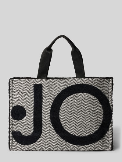 Produktfoto, Tote Bag mit Label-Details von Liu Jo White, czarno-biały wzór jodełki, detale z logo, uchwyty, Główna przegroda z zamkiem błyskawicznym, Odpinany pasek na ramię, Przegródka wewnętrzna zapinana na zamek błyskawiczny, Szerokość w rozmiarze 1: 42 cm, Długość w rozmiarze 1: 30 cm, Głębokość w rozmiarze 1: 20 cm, długość paska na ramię w rozmiarze 1: 42 cm.