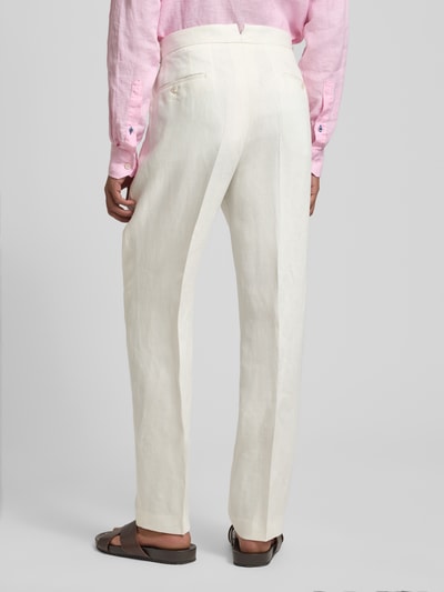 Männermodel trägt Relaxed Fit Leinenhose aus reinem Leinen Modell 'PERINO' von BOSS, cremefarben, Twill-Struktur, Ganzkörperansicht Rückansicht.