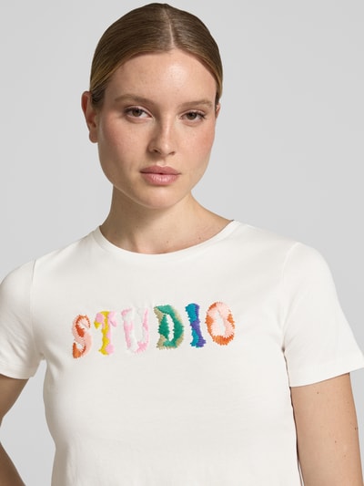 Frauenmodel trägt Regular Fit T-Shirt mit Logo-Stitching von JAKE*S STUDIO WOMAN in Weiß aus reiner Baumwolle, Nahaufnahme Oberkörper.