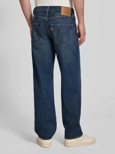 Männermodel trägt Wide & Loose Fit Jeans aus reiner Baumwolle Modell '568™' von Levi's®, dunkler Baumwoll-Denim, Ganzkörperansicht Rückansicht. Herren Wide & Loose Fit Jeans von Levi's®.