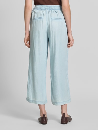 Frauenmodel trägt Wide Fit Stoffhose aus reinem Lyocell in Denim-Optik von Soyaconcept, Hellblau, Schlupfhosen-Design, Ganzkörperansicht Rückansicht. Damen Stoffhose, Denim-Optik, Verkürzte Passform, Elastischer Bund mit Tunnelzug, Bundweite 37 cm, Innenbeinlänge 63 cm.