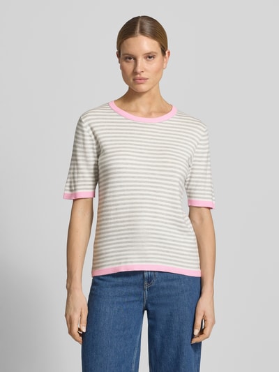 Vrouwenmodel draagt Relaxed Fit T-Shirt aus Viskose-Mix Modell 'Zanti' van FREE/QUENT, gestreept, strick-optiek, halve mouw, ronde hals, elastische boorden, ruglengte 57 cm, mouwlengte 26 cm, Ganzlichaamsaanzicht van voren