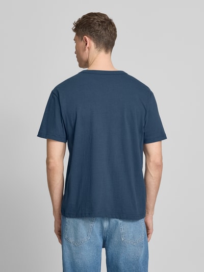 Männermodel trägt T-Shirt mit Logo und Rundhalsausschnitt von GAP in Dunkelblau, Reine Baumwolle, Regular-Fit, Rückenlänge 66 cm, Ganzkörperansicht Rückansicht.