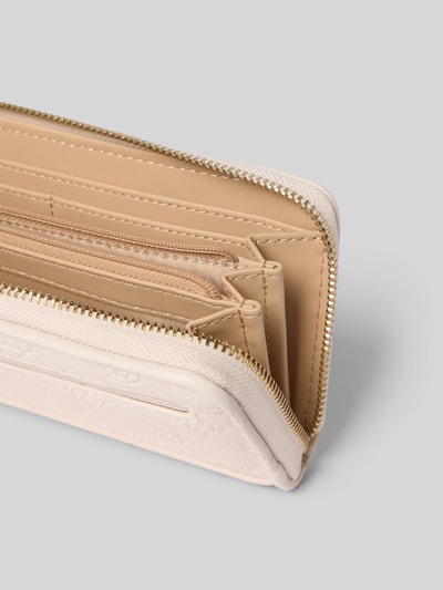 Produktfoto, Portemonnaie in Leder-Optik Modell 'Anise' von Guess, cremefarbenes Kunstleder mit Logo-Detail und Reißverschluss, beige Fächer