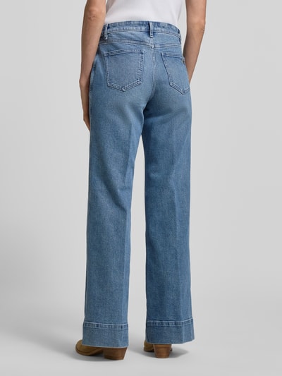 Frauenmodel trägt Flared Fit Jeans mit aufgesetzten Taschen von MICHAEL Michael Kors aus Baumwoll-Mix in Blau, AufgesetzteGesäßtaschen, Ganzkörperansicht Rückansicht.
