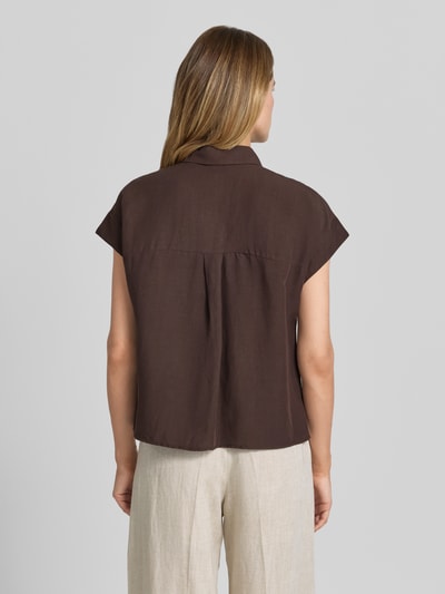 Frauenmodel trägt Bluse mit Leinen-Anteil und Hemdblusenkragen Modell 'Falvia' von OPUS, Viskose-Mix, Regular-Fit, Knopfleiste, Ganzkörperansicht Rückansicht.