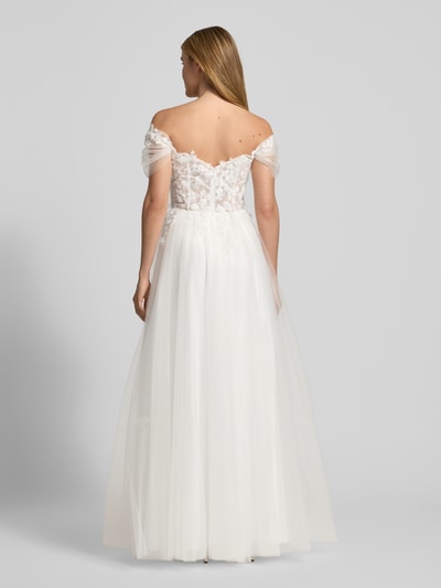 Frauenmodel trägt Brautkleid mit Herz-Ausschnitt von Luxuar, taillierter Schnitt, Volants, blickdichter Unterrock, Nahtreißverschluss, Ganzkörperansicht Rückansicht.