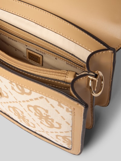 Produktfoto, schoudertas met overslag van GUESS in beige en crème met all-over merkprint, binnenvak met ritssluiting, detailopname